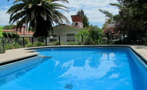 Casa con Pileta y Jardín a tres cuadras del Lago